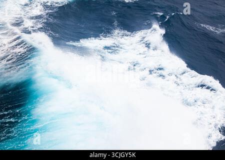 Nahaufnahme des Ozeans. Hintergrund von blauem Wasser mit weißem Schaum. Stockfoto