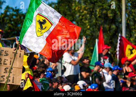 Monza, Mb, Italien. September 2025. Tifosi Ferrari Supporterswährend der Formel 1 Pirelli Gran Premio d'Italia 2025 auf dem Monza Circuit, Lombardei, Italien, vom 6. Bis 9. September 2025. Runde 16 der FIA Formel-1-Weltmeisterschaft 2025. (Kreditbild: © Alessio de Marco/ZUMA Press Wire) NUR REDAKTIONELLE VERWENDUNG! Nicht für kommerzielle ZWECKE! Stockfoto