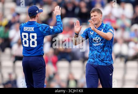Der Engländer Brydon Carse (rechts) feiert mit Harry Brook, nachdem er während des dritten Spiels der Metro Bank ODI Series im Utilita Bowl, Southampton, den Wiaan Mulder (nicht abgebildet) in Südafrika erobert hat. Bilddatum: Sonntag, 7. September 2025. Stockfoto