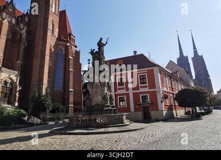 Sonnendurchflutete Wrocław: Kirche des Heiligen Kreuzes, Statue des Heiligen Johannes Nepomuk, Kathedrale des Heiligen Johannes des Täufers in Sicht auf der Domstraße, Ostrów Tumski. Stockfoto