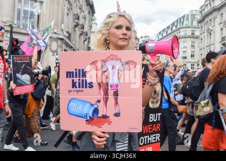 London, Großbritannien. September 2025. Ein Demonstrant hält ein Anti-Milch-Plakat während des Animal Rights March im Oxford Circus. Tierschutzaktivisten marschierten in London aus Protest gegen jede Form der Ausbeutung und des Mißbrauchs von Tieren und um die Menschen dazu zu drängen, vegan zu werden. Quelle: SOPA Images Limited/Alamy Live News Stockfoto