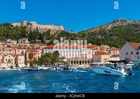 Blick vom Meer auf die atemberaubende historische Stadt Hvar einschließlich der venezianischen Festung aus dem 16. Jahrhundert über der Stadt - Hvar, Dalmatien, Kroatien Stockfoto