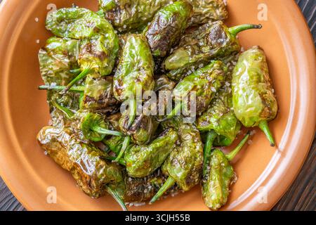 Gebratene grüne Pater-Pfirsich, die mit Olivenöl glänzen und mit Meersalz bestreut sind Stockfoto