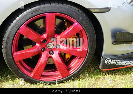 Nahaufnahme eines roten Leichtmetallfeldes mit Fahrzeugdetails im Außenbereich. Shere Hill Climb, East Clandon, Guildford Stockfoto