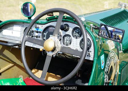 Interieur in Oldtimer-Grün mit Lenkrad und Instrumententafel im Fokus. Shere Hill Climb, East Clandon, Guildford Stockfoto