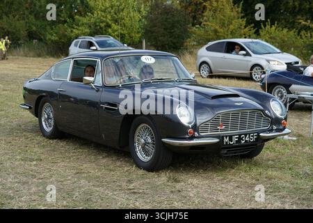 Klassischer Sportwagen in Dunkelblau im Außenbereich. Shere Hill Climb, East Clandon, Guildford Stockfoto