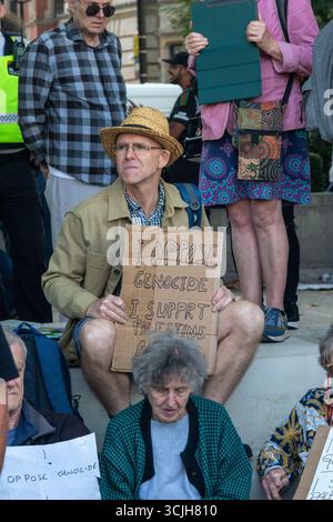London, Vereinigtes Königreich, 6. September 2025 :- Pro-Palästina-Demonstranten auf dem Parilament Square halten Schilder mit der Aufschrift Ich lehne Völkermord ab, ich unterstütze Palästina Stockfoto