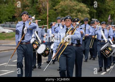 Brentwood Essex 07 Sept 2025 mehr als 500 Luftkadetten aus Essex zogen in einer Wing Parade durch das Zentrum von Brentwood, wo Gruppenkapitän Anne-Marie Houghton den Gruß nahm, bevor sie sich in der Brentwood Cathedral zu einer feierlichen Zeremonie versammelten, Credit: Ian Davidson/Alamy Live News Stockfoto