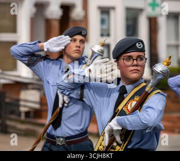 Brentwood Essex 07 Sept 2025 mehr als 500 Luftkadetten aus Essex zogen in einer Wing Parade durch das Zentrum von Brentwood, wo Gruppenkapitän Anne-Marie Houghton den Gruß nahm, bevor sie sich in der Brentwood Cathedral zu einer feierlichen Zeremonie versammelten, Credit: Ian Davidson/Alamy Live News Stockfoto