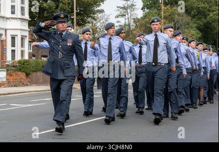 Brentwood Essex 07 Sept 2025 mehr als 500 Luftkadetten aus Essex zogen in einer Wing Parade durch das Zentrum von Brentwood, wo Gruppenkapitän Anne-Marie Houghton den Gruß nahm, bevor sie sich in der Brentwood Cathedral zu einer feierlichen Zeremonie versammelten, Credit: Ian Davidson/Alamy Live News Stockfoto