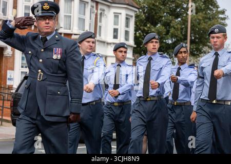 Brentwood Essex 07 Sept 2025 mehr als 500 Luftkadetten aus Essex zogen in einer Wing Parade durch das Zentrum von Brentwood, wo Gruppenkapitän Anne-Marie Houghton den Gruß nahm, bevor sie sich in der Brentwood Cathedral zu einer feierlichen Zeremonie versammelten, Credit: Ian Davidson/Alamy Live News Stockfoto