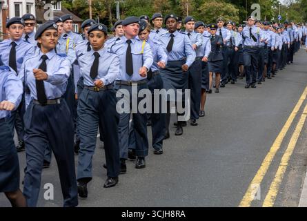 Brentwood Essex 07 Sept 2025 mehr als 500 Luftkadetten aus Essex zogen in einer Wing Parade durch das Zentrum von Brentwood, wo Gruppenkapitän Anne-Marie Houghton den Gruß nahm, bevor sie sich in der Brentwood Cathedral zu einer feierlichen Zeremonie versammelten, Credit: Ian Davidson/Alamy Live News Stockfoto