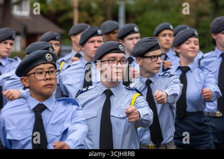 Brentwood Essex 07 Sept 2025 mehr als 500 Luftkadetten aus Essex zogen in einer Wing Parade durch das Zentrum von Brentwood, wo Gruppenkapitän Anne-Marie Houghton den Gruß nahm, bevor sie sich in der Brentwood Cathedral zu einer feierlichen Zeremonie versammelten, Credit: Ian Davidson/Alamy Live News Stockfoto