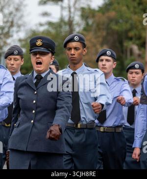 Brentwood Essex 07 Sept 2025 mehr als 500 Luftkadetten aus Essex zogen in einer Wing Parade durch das Zentrum von Brentwood, wo Gruppenkapitän Anne-Marie Houghton den Gruß nahm, bevor sie sich in der Brentwood Cathedral zu einer feierlichen Zeremonie versammelten, Credit: Ian Davidson/Alamy Live News Stockfoto