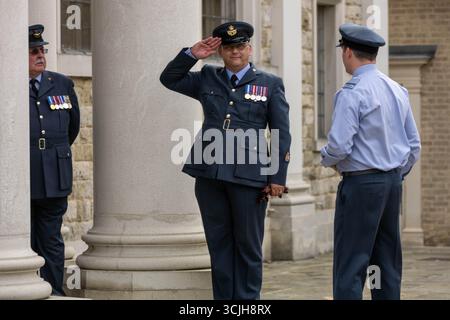 Brentwood Essex 07 Sept 2025 mehr als 500 Luftkadetten aus Essex zogen in einer Wing Parade durch das Zentrum von Brentwood, wo Gruppenkapitän Anne-Marie Houghton den Gruß nahm, bevor sie sich in der Brentwood Cathedral zu einer feierlichen Zeremonie versammelten, Credit: Ian Davidson/Alamy Live News Stockfoto