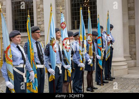 Brentwood Essex 07 Sept 2025 mehr als 500 Luftkadetten aus Essex zogen in einer Wing Parade durch das Zentrum von Brentwood, wo Gruppenkapitän Anne-Marie Houghton den Gruß nahm, bevor sie sich in der Brentwood Cathedral zu einer feierlichen Zeremonie versammelten, Credit: Ian Davidson/Alamy Live News Stockfoto