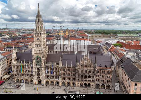 MÜNCHEN - 22. MAI 2024: Das ist das neogotische Gebäude des Neuen Rathauses am Marienplatz. Stockfoto