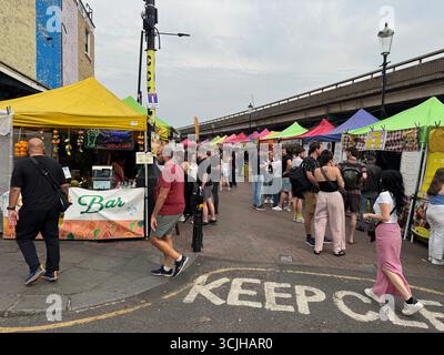 Ein geschäftiger Sonntag auf der Portobello Road in Notting Hill, London Stockfoto