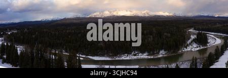 Panoramablick auf den North Fork Flathead River und die Livingston Range im Glacier National Park im Winter. Stockfoto