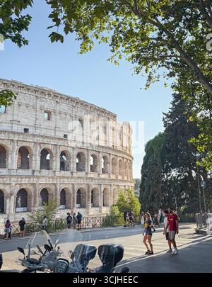VATIKANSTADT, ROM, ITALIEN - 2. AUGUST 2025 das majestätische Kolosseum, ein altes Amphitheater mit berühmten Steinmauern, steht hoch in Rom. Blick auf die Straße mit Peo Stockfoto