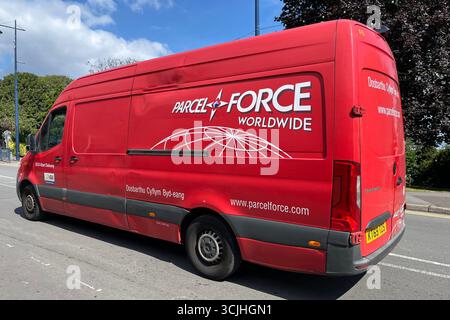 Parcelforce Worldwide Delivery Van fährt durch Mumbles, Swansea, Wales, Großbritannien. August 2025. Stockfoto