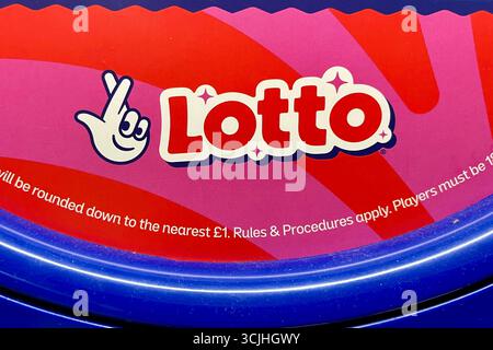 Brandneues Lotto-Logo auf einem National Lottery-Stand in einem Supermarkt. Swansea, Wales, Vereinigtes Königreich. September 2025. Stockfoto