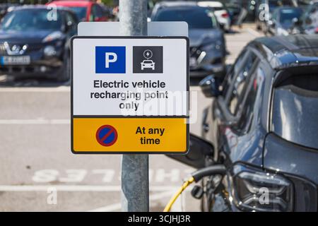 Ladestation für Elektrofahrzeuge nur auf dem Parkplatz. Parkregeln für EV-Ladestation Stockfoto