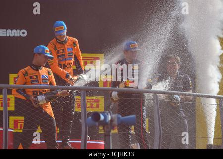 Monza, Italien. September 2025. Champagnerfeier auf dem Podium des PIRELLI GRAN PREMIO D'ITALIA 2025 im Autodromo Nazionale in Monza (Italien), 16. Runde der FIA F1 Weltmeisterschaft 2025. Quelle: Riccardo Righetti/Alamy Live News Stockfoto