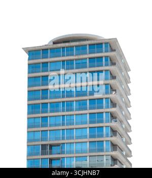 Moderner Hochhaus- oder Büroturm mit gestapelten, versetzten Böden und großen blau getönten Glasfenstern. Das Gebäude hat eine klare geometrische Gestaltung Stockfoto