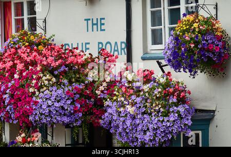 Bezaubernde Pub-Außenansicht mit lebendigen Blumenvorführungen in den Cotswolds, Oxfordshire, England Stockfoto