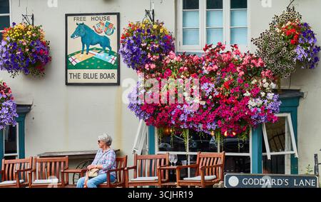 Bezaubernde Pub-Außenansicht mit lebendigen Blumenvorführungen in den Cotswolds, Oxfordshire, England Stockfoto