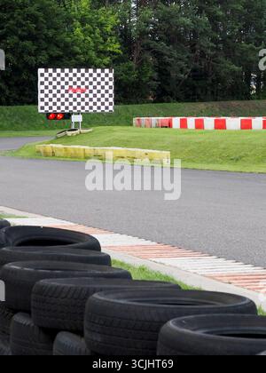 Go-Kart-Rennstrecke mit Karomuster an der Ziellinie Stockfoto