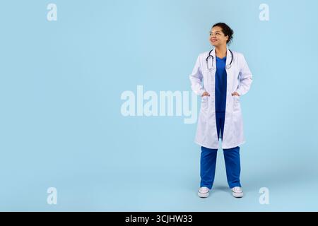 Afroamerikanische Ärztin im Laborkittel mit Händen in Taschen Stockfoto