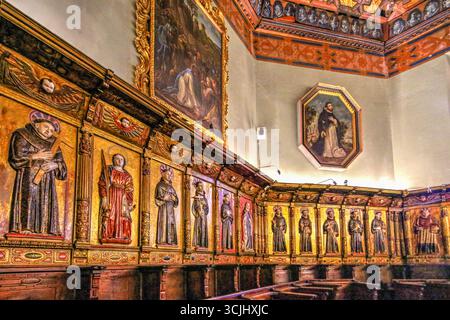 Quito, Ecuador – 23. März 2018: Innenräume der Kirche der Gesellschaft Jesu (Iglesia de la Compañía de Jesús), ein barockes Meisterwerk Stockfoto