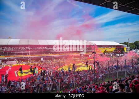 Monza, Italien. September 2025. Tifosi unter dem Podium während des Formel-1-Rennens PIRELLI Gran Premio d’Italia 2025, 16. Runde der FIA Formel-1-Weltmeisterschaft 2025, 7. September 2025 auf dem Autodromo Nazionale Monza in Monza, Italien. Credit: Luca Rossini/Alamy Live News Credit: Luca Rossini/Alamy Live News Stockfoto