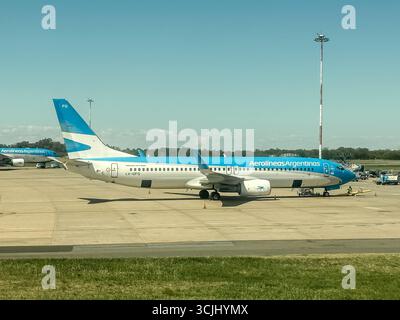 Buenos Aires, Argentinien – 22. Dezember 2022: Aerolíneas Argentinas parkte am Flughafen Ezeiza, dem Hauptflugplatz des Landes. Stockfoto