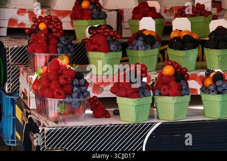 Obstmarktstand in Riga, Lettland. Früchte und Beeren in Plastikkörben. Stockfoto