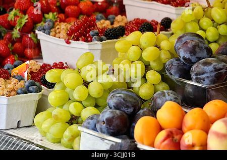 Frisches Obst und Beeren an einem Marktstand in Praha Stockfoto