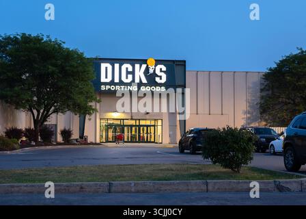 New Hartford, New York - 8. August 2025: Außenansicht des Dick's Sporting Goods Store Building Stockfoto