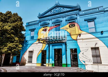 Buenos Aires, Argentinien – 21. Dezember 2022: Buntes Vogelgemälde auf der Fassade des Centro Cultural Recoleta im Stadtteil Recoleta. Stockfoto