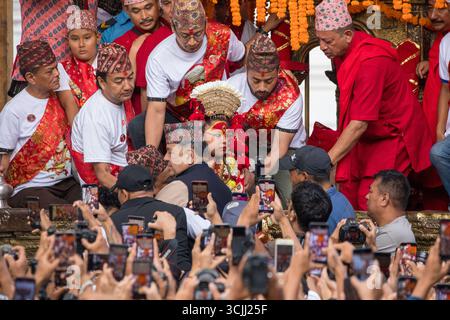 Kathmandu, Nepal. 7. September 2025.Nepals lebende Göttin Kumari wird anlässlich des Indra Jatra Festivals in Kathmandu auf einem Wagen getragen. Stockfoto