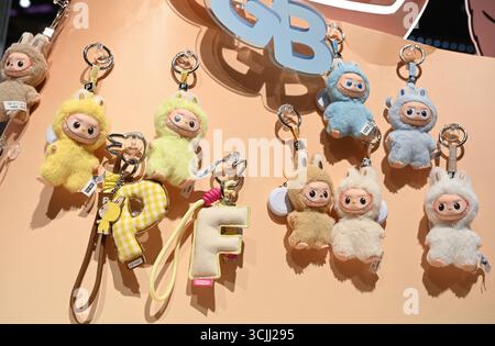 LABUBU in Shenzhen LABUBU Produkte werden am 7. September 2025 im POP MART Shop in der Shopping Mall in Shenzhen, China, ausgestellt. Foto von Kobe Li/Nexpher Images Guangdong Stockfoto