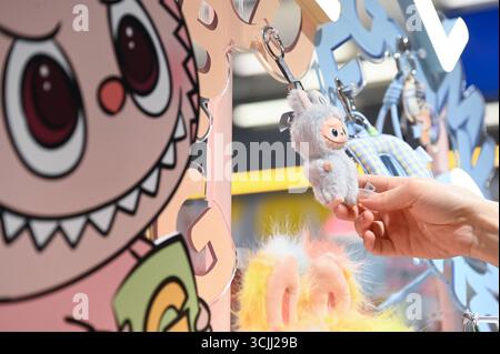 LABUBU in Shenzhen LABUBU Produkte werden am 7. September 2025 im POP MART Shop in der Shopping Mall in Shenzhen, China, ausgestellt. Foto von Kobe Li/Nexpher Images Guangdong Stockfoto