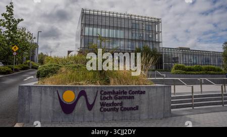 Wexford Town, County Wexford, Irland, 25. August 2025. Schild an der Wall of Wexford Town Garda Station Stockfoto