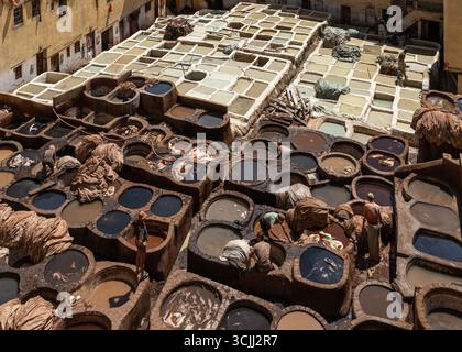 Fès, Marokko, 1. Mai 2025. Detail mit Farbbehältern in der Chouara Tannery, einem berühmten Wahrzeichen der Medina von Fez Stockfoto
