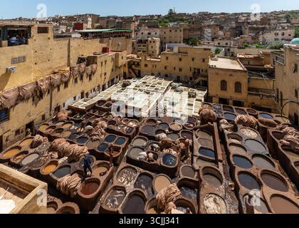 Fès, Marokko, 1. Mai 2025. Blick auf die Tannerie Chouara, eines der beliebtesten und besuchtesten Wahrzeichen der Medina von Fez Stockfoto