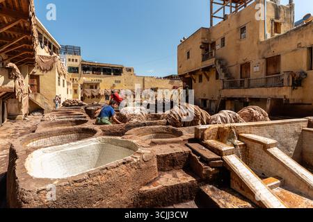 Fès, Marokko, 1. Mai 2025. Die Chouara Tannery, die größte und beliebteste Ledergerberei in Fès Stockfoto