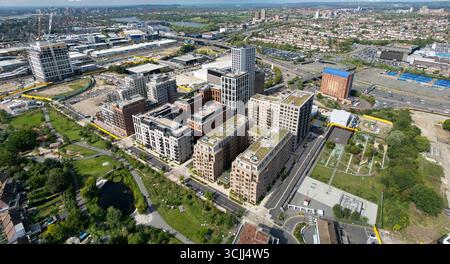 Bau neuer Apartments in der Nähe von Brent Cross Town, London, mit dem berühmten Wembley Stadium Bogen in der Ferne. Stockfoto