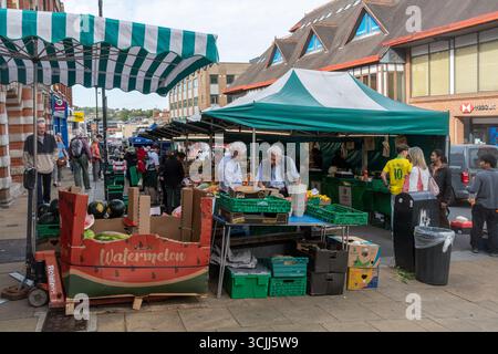 North Street Market am Samstagmorgen im Stadtzentrum von Guildford, Surrey, England, Großbritannien Stockfoto