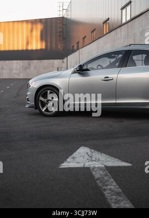 Der silberne Volvo S60 auf einer Straße. Seitenansicht der schwedischen Sportlimousine im Industrieviertel. Kiew, Ukraine - 09. September 2023. Stockfoto